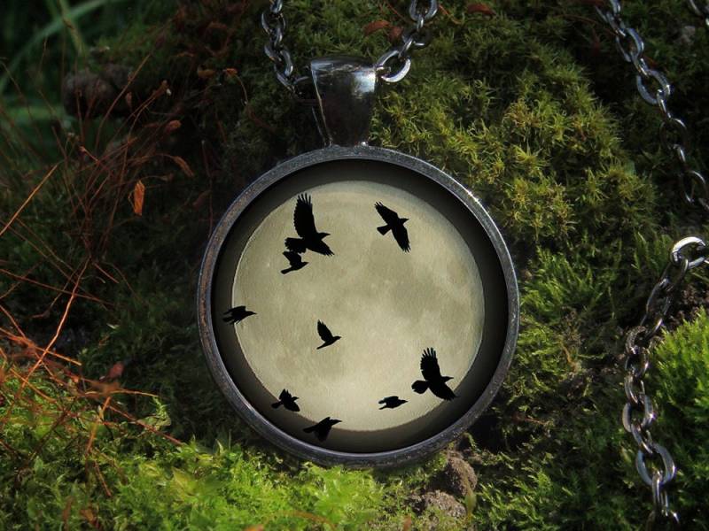 Der Im Dunkeln Leuchtet/Vögel Und Moon Flock Of Birds Krähen Raben Blue Auf Dem Mond Flying Glow Halskette Space von WorldOfGlow