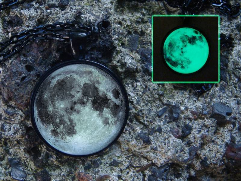 Glowing Mond Halskette Grau Grün Leuchtenden Glanz in Dunklen Männer Mondanhänger Geschenk Für Freund Leuchten Schmuck Frauen von WorldOfGlow