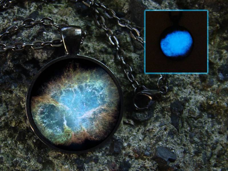 Glühende Galaxy Halskette/Crab Nebula Hängeleuchte Glühen in Den Dunklen Anhänger Space Schmuck Nebel Raum Cosmos-Kette von WorldOfGlow