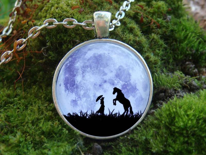 Glühende Mond Lady Pferd Glühen Im Dunklen Halskette Moon Schmuck Glühende Frau in Dark Horse Mädchen Anhänger von WorldOfGlow