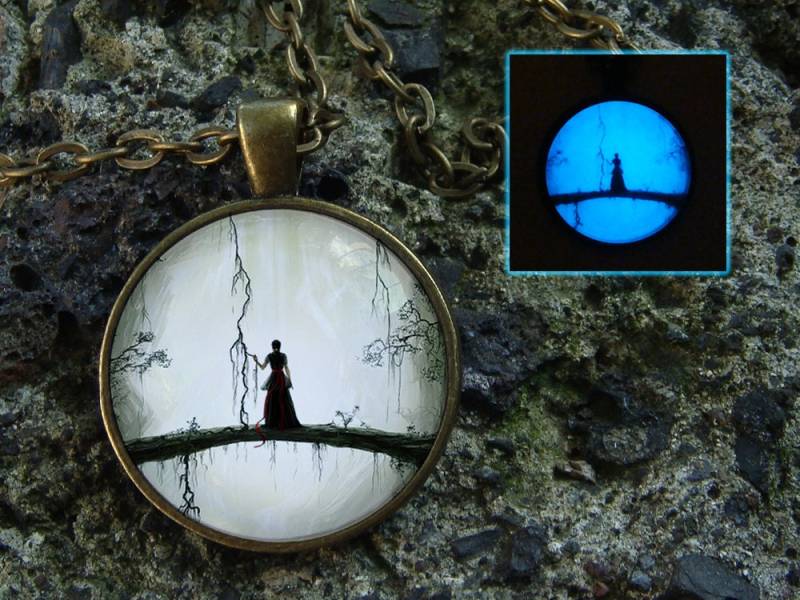 Goth Girl Anhänger/Leuchtende Halskette Mädchen Im Wald Schwarz Frau Glow in The Dark Gothic Auf Dem Baum Glowing von WorldOfGlow