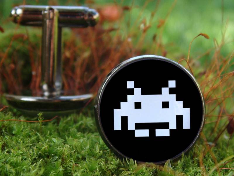 Leuchten Sie Im Dunkeln Manschettenknöpfe/Raum Invaders Computer-Spiel Retro-stil Glühen Geschenk Für Männer Ehemann von WorldOfGlow