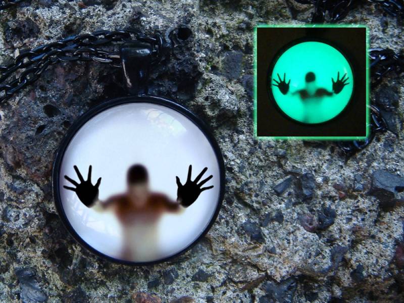 Mann Hinter Dem Glas Glühen in Den Dunklen Halskette Scary Schmuck Glühende Ungewöhnliche Im Die Dunkle Glühen von WorldOfGlow