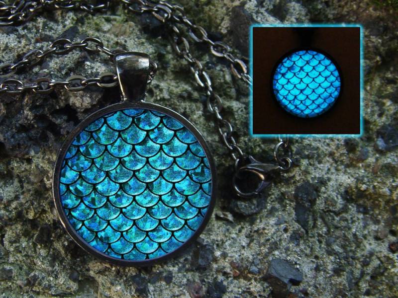 Meerjungfrau-Halskette Glühen Im Dunklen Blau Skaliert Glühende Meerjungfrau Schmuck Anhänger Fantasy Halskette von WorldOfGlow