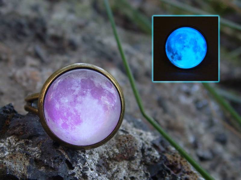 Mond-Ring/Glühenden Mond Lila Leuchtenden Glühen in Der Dunklen Ring Glühende Rosa Kosmos Spase von WorldOfGlow