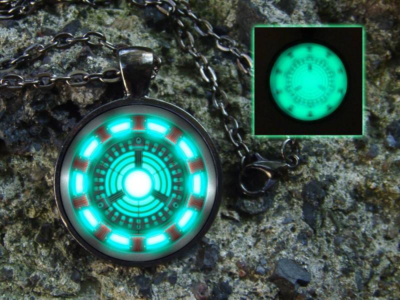 Superheld Glühende Halskette Superhelden Grün Leuchtenden Glühen in Der Dunklen Personalisierte Schwarze Geschenke Für Männer von WorldOfGlow