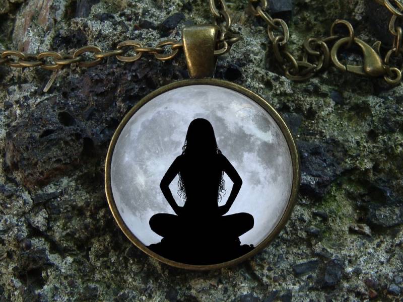Yoga Mädchen Glühende Mond Kette Schmuck Glühen in Den Dunklen Frauen Und Meditation Anhänger von WorldOfGlow