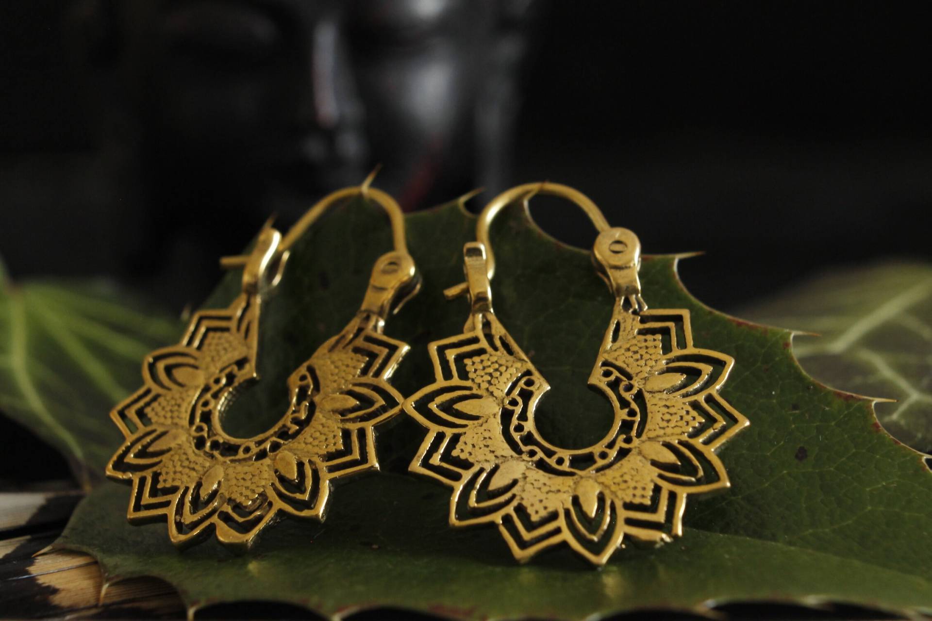 Goldene Sonnenblumen Ohrringe, Messing, Nickelfrei, Sonnenschmuck, Sonnenohrringe, Blumenohrringe, Mandala Blumenschmuck, Leicht Goldene Sonnenblumen Ohrringe, Messing, Nickelfrei, Sonnenschmuck, Sonnenohrringe, Blumenohrringe, Mandala Blumenschmuck, Leicht von WorldOfNaiad