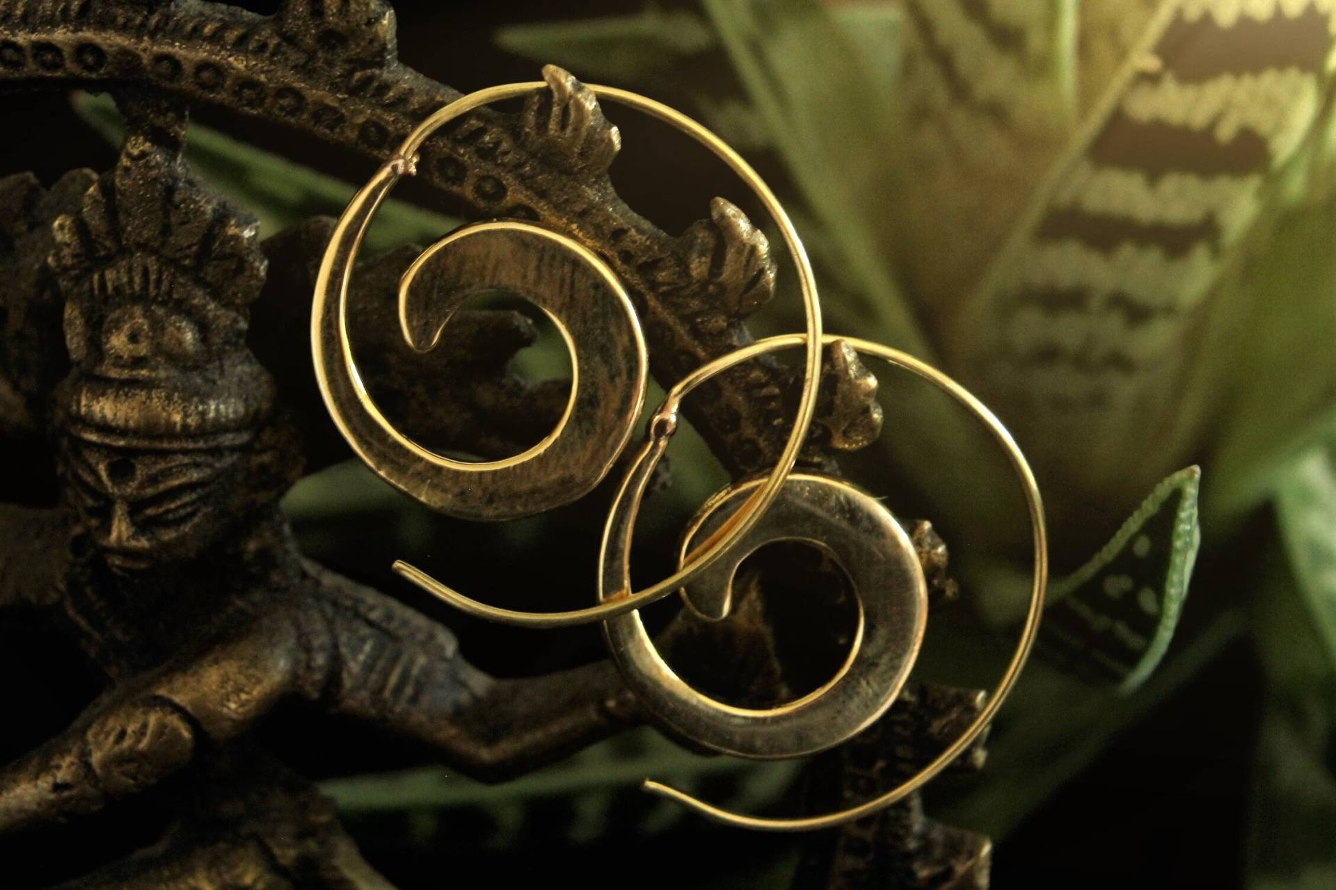 Kleine Creolen, Elegnate Spiralen Ohrringe, Nickelfrei, Messingschmuck, Goldene Einfeldelohrringe, Spiralenschmuck, Schnecken Ohrschmuck Kleine Creolen, Elegnate Spiralen Ohrringe, Nickelfrei, Messingschmuck, Goldene Einfeldelohrringe, Spiralenschmuck, Schnecken Ohrschmuck von WorldOfNaiad
