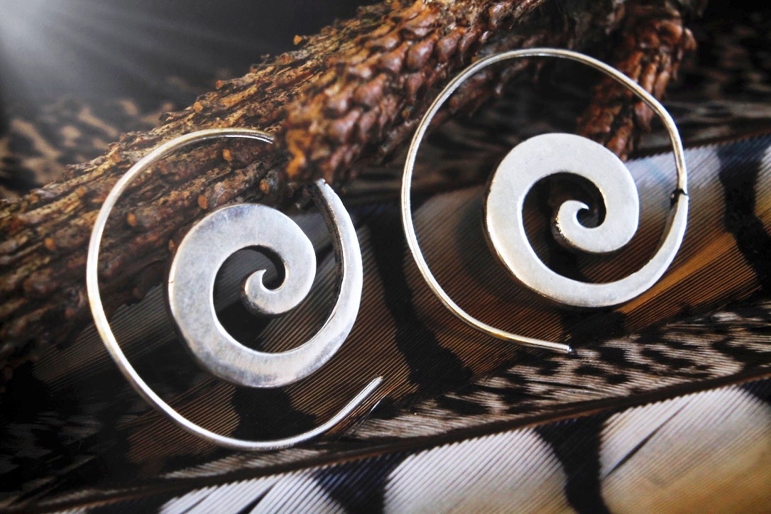 Mini Creolen, Silberfarbene Spiralen Ohrringe, Nickelfrei, Messingschmuck, Einfeldelohrringe, Spiralenschmuck, Schnecken Ohrringe Mini Creolen, Silberfarbene Spiralen Ohrringe, Nickelfrei, Messingschmuck, Einfeldelohrringe, Spiralenschmuck, Schnecken Ohrringe von WorldOfNaiad
