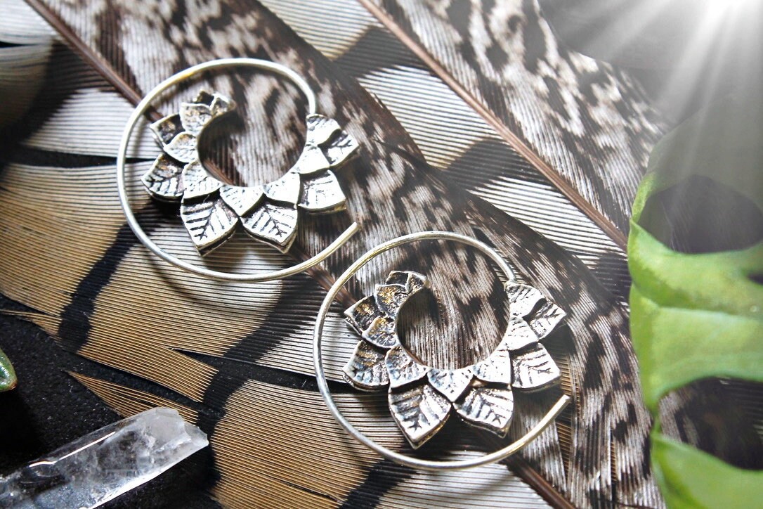 Silberne Einfädelohrringe, Kleine Creolen, Nickelfrei, Blätter, Naturschmuck, Verspielte Ohrringe, Versilberter Schmuck, Elegant Silberne Einfädelohrringe, Kleine Creolen, Nickelfrei, Blätter, Naturschmuck, Verspielte Ohrringe, Versilberter Schmuck, Elegant von WorldOfNaiad