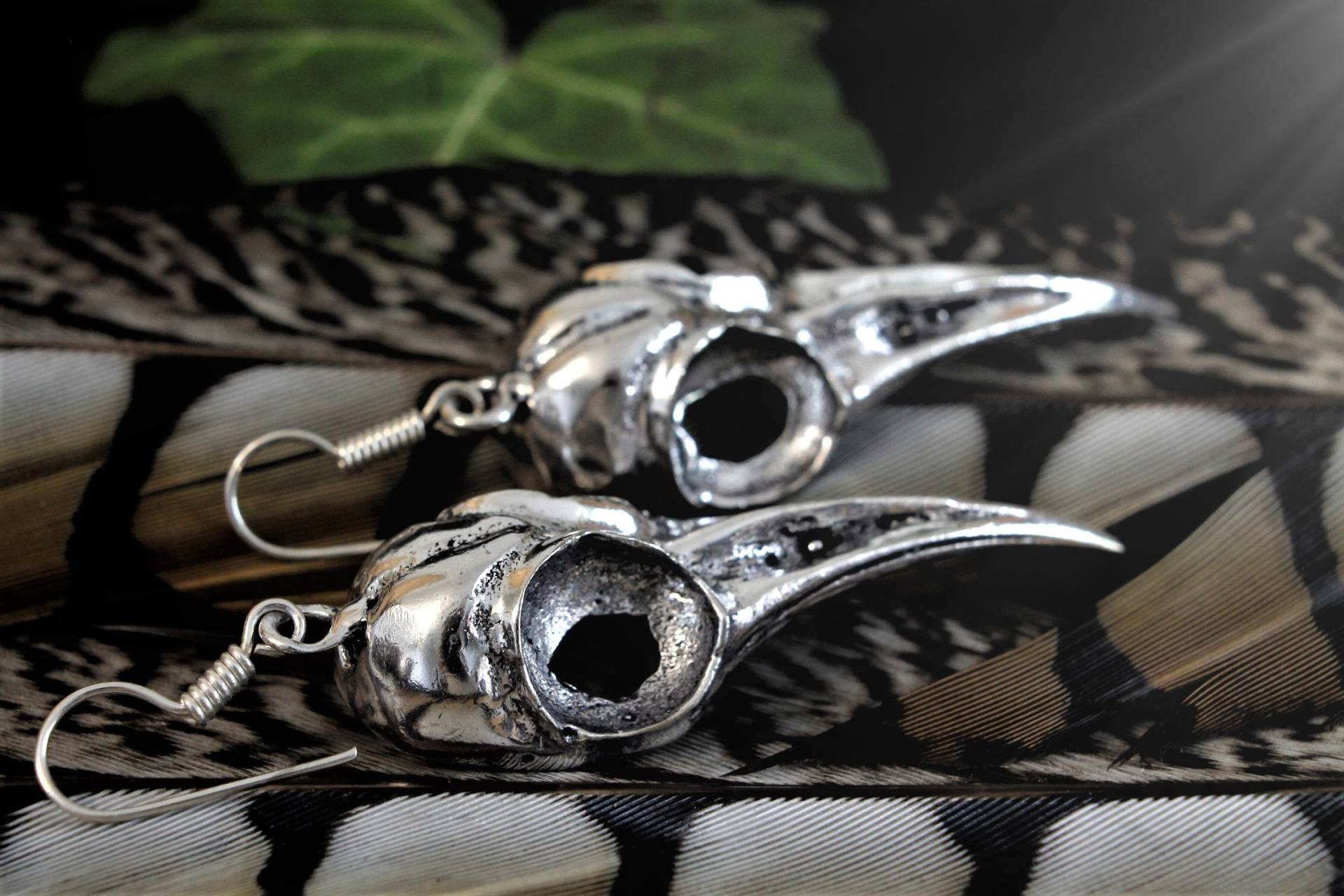 Versilberte Vogelkopf Ohrringe, Nickelfrei, Unisex, Große Totenkopf Ohrhänger, Schädel Vogelschädel, Steampunk, Rabenkopf, Punk Versilberte Vogelkopf Ohrringe, Nickelfrei, Unisex, Große Totenkopf Ohrhänger, Schädel Vogelschädel, Steampunk, Rabenkopf, Punk von WorldOfNaiad