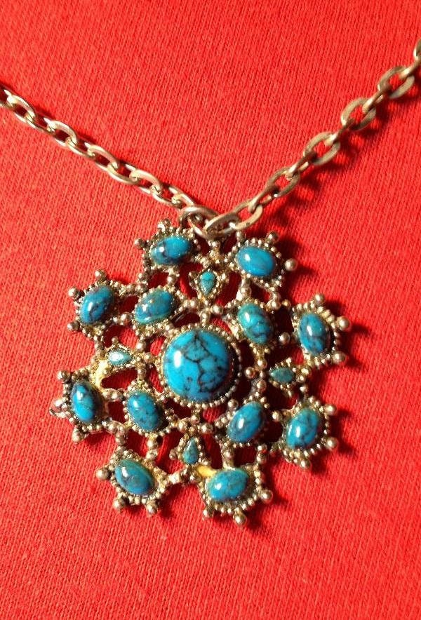 Jahrgang 14" Türkis Kostüm Juwel Anhänger 1-1/2" Metallic Mit Kette Lang Jahrgang 14" Türkis Kostüm Juwel Anhänger 1-1/2" Metallic Mit Kette Lang von WorldStamps2017