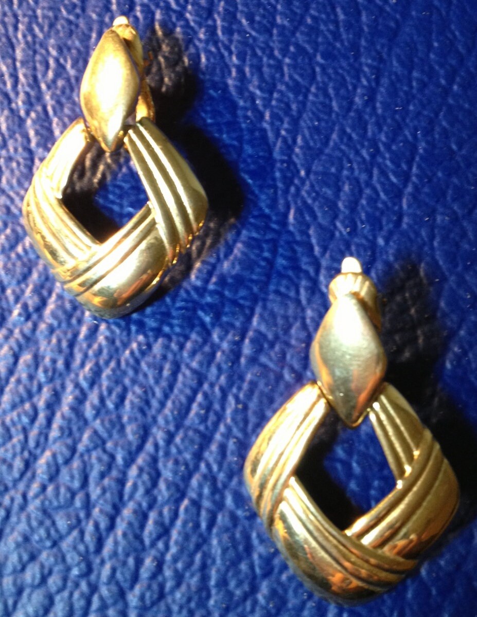 Vintage 2" Unterzeichnet Trafari Designer Gold-Ton Diamant-Form-Clip Auf Frau Ohrringe 2"H X 1, 5"W Set Vintage 2" Unterzeichnet Trafari Designer Gold-Ton Diamant-Form-Clip Auf Frau Ohrringe 2"H X 1, 5"W Set von WorldStamps2017