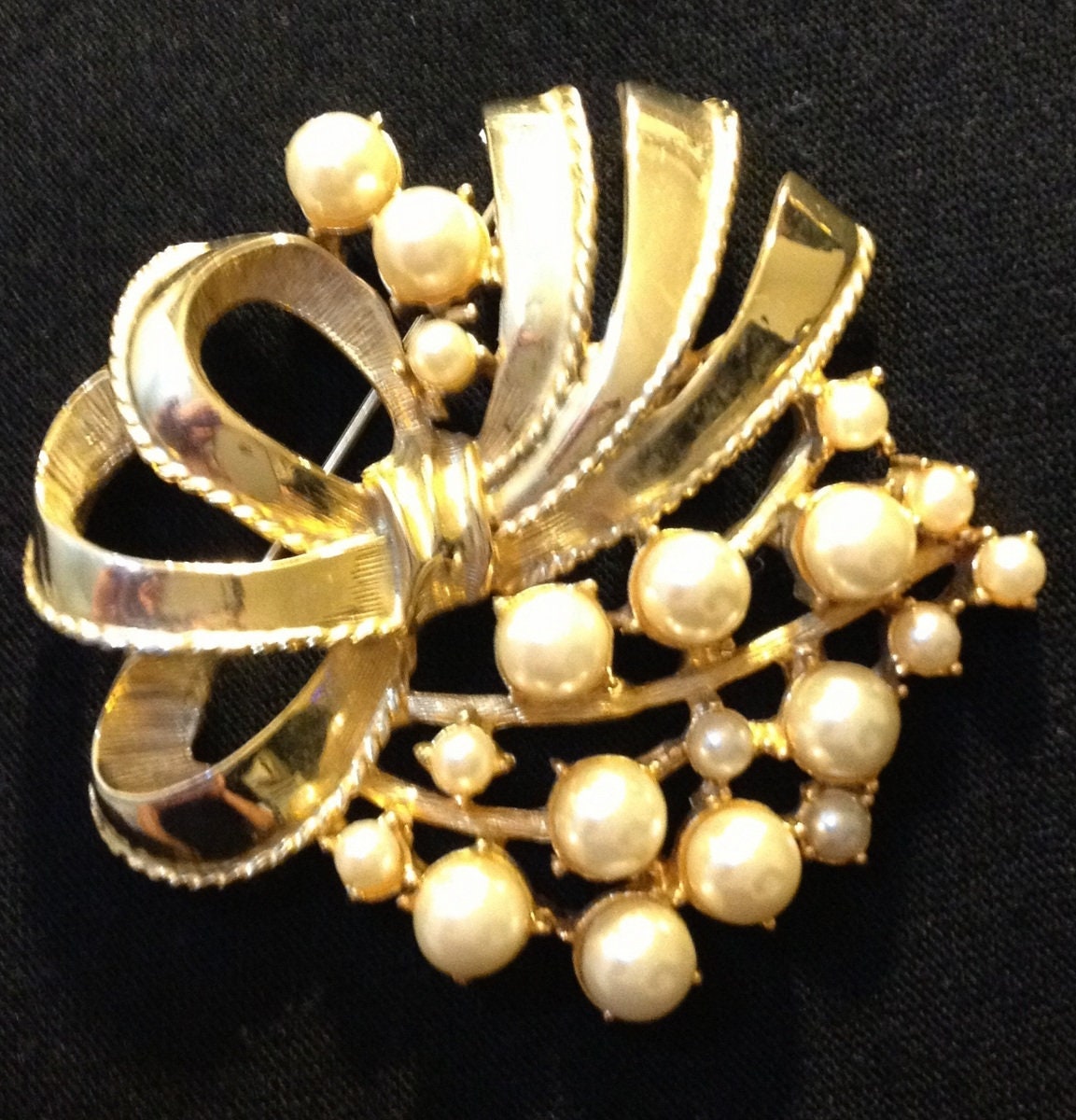 Vintage Gold Bogen & Perle Pin Brosche Anhänger 2, 5 "x 2, 5" Sehr Hübsche Ca. 1950Er Jahre Vintage Gold Bogen & Perle Pin Brosche Anhänger 2, 5 "x 2, 5" Sehr Hübsche Ca. 1950Er Jahre von WorldStamps2017