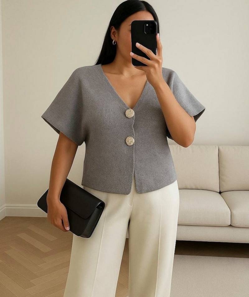 Worldclassca Strickjacke WORLDCLASSCA Strickjacke kurzarm Cardigan Strickpulllover mit Knopf Neue Kollektion - Stilvolle und gemütliche Strickmode für Damen Worldclassca Strickjacke WORLDCLASSCA Strickjacke kurzarm Cardigan Strickpulllover mit Knopf Neue Kollektion - Stilvolle und gemütliche Strickmode für Damen von Worldclassca