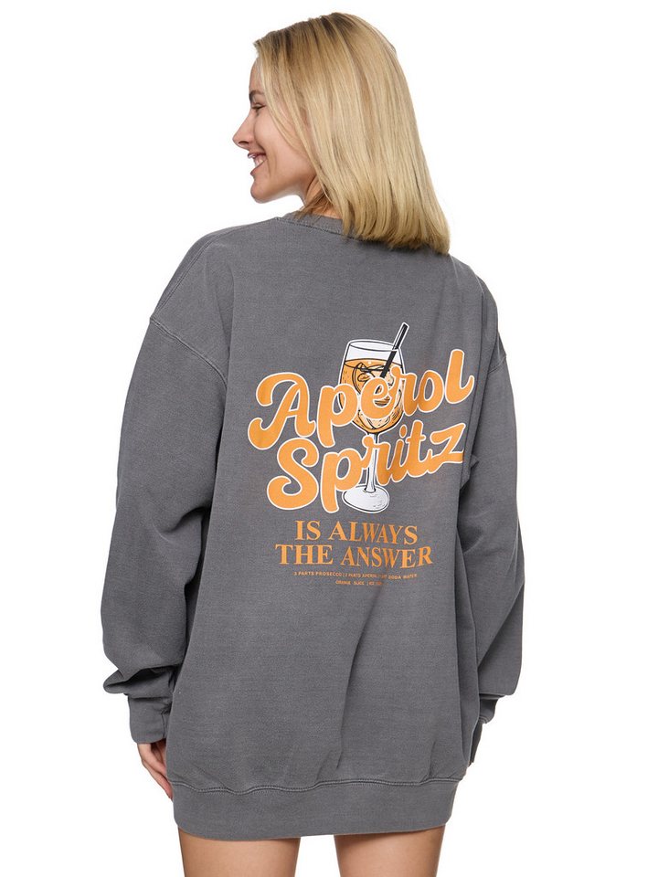 Worldclassca Sweatshirt Worldclassca Oversized Sweatshirt Aperol Spritz Print Langarm Pullover PRINT APEROL SPRITZ IS ALWAYS THE ANSWEAR von Worldclassca