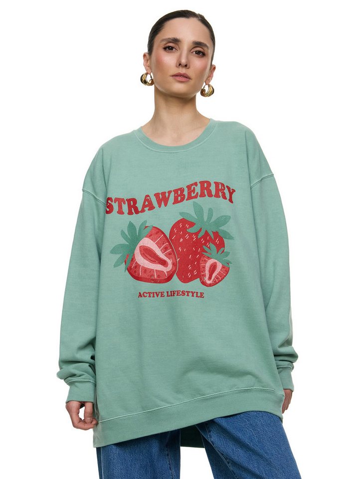 Worldclassca Sweatshirt Worldclassca Oversized Sweatshirt Print Steawberry Langarm Pullover PRINT - STRAWBERRY - ERDBEERE - ACTIVE LIFESTYLE von Worldclassca