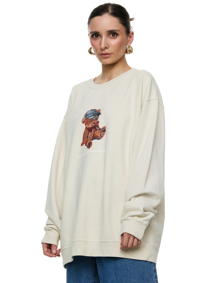 Worldclassca Sweatshirt Worldclassca Oversized Sweatshirt Teddybär Bär Print Langarm Pullover Print - "Bear with me, it’s been a long day" von Worldclassca