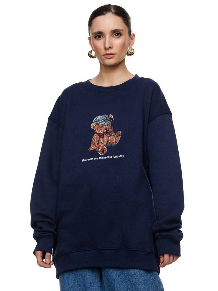 Worldclassca Sweatshirt Worldclassca Oversized Sweatshirt Teddybär Bär Print Langarm Pullover Print - "Bear with me, it’s been a long day" von Worldclassca