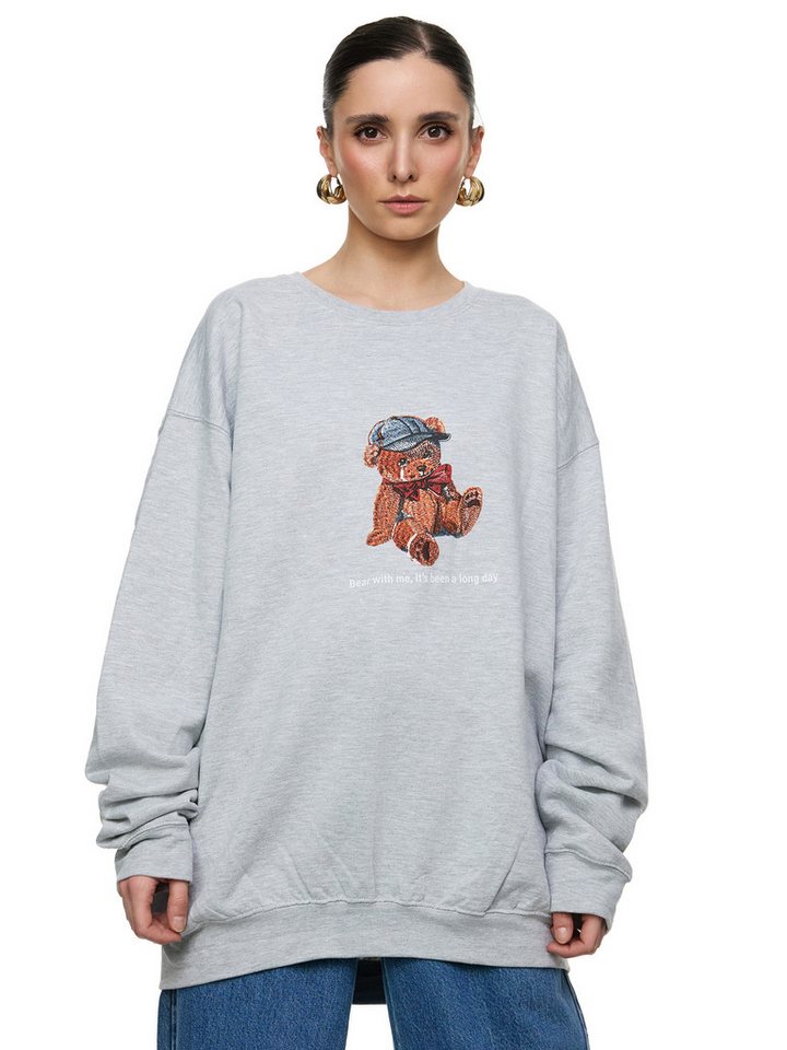 Worldclassca Sweatshirt Worldclassca Oversized Sweatshirt Teddybär Bär Print Langarm Pullover Print - "Bear with me, it’s been a long day" von Worldclassca