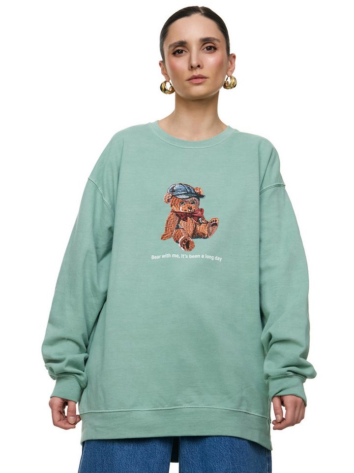 Worldclassca Sweatshirt Worldclassca Oversized Sweatshirt Teddybär Bär Print Langarm Pullover Print - "Bear with me, it’s been a long day" von Worldclassca