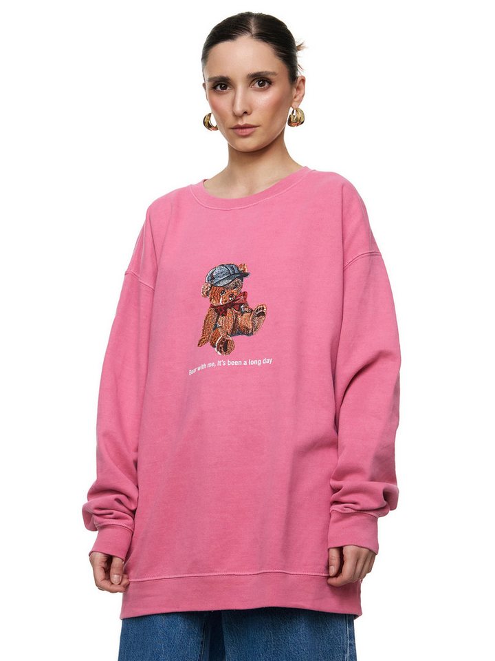 Worldclassca Sweatshirt Worldclassca Oversized Sweatshirt Teddybär Bär Print Langarm Pullover Print - "Bear with me, it’s been a long day" von Worldclassca