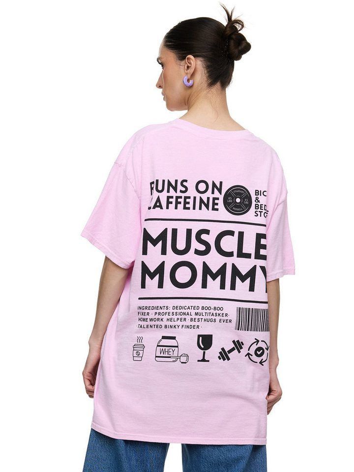 Worldclassca T-Shirt Worldclassca Oversized Print MUSCLE MOMMY T-Shirt lang Sommer Oberteil PRINT - MUSCLE HOMMY - RUNS ON CAFFINE von Worldclassca
