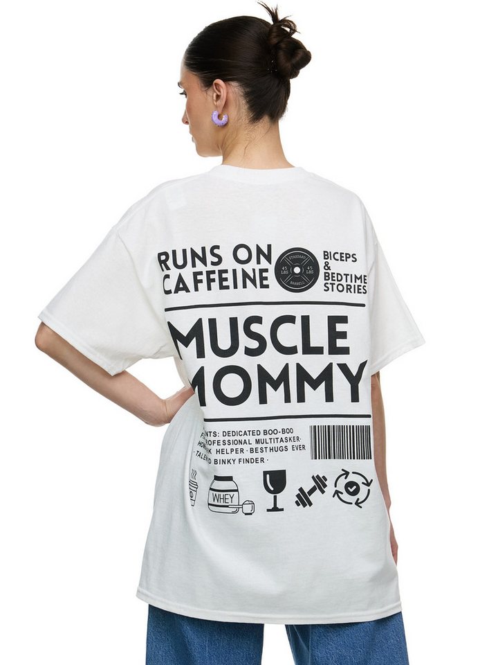 Worldclassca T-Shirt Worldclassca Oversized Print MUSCLE MOMMY T-Shirt lang Sommer Oberteil PRINT - MUSCLE HOMMY - RUNS ON CAFFINE von Worldclassca