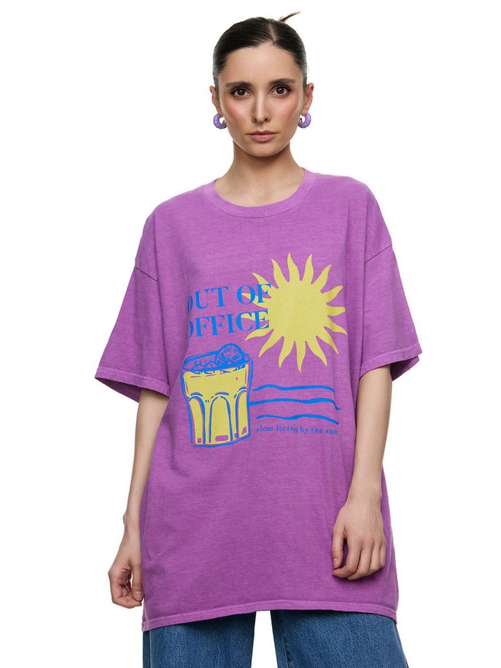Worldclassca T-Shirt Worldclassca Oversized Print OUT OF OFFICE T-Shirt lang Oberteil PRINT - OUT OF OFFICE - SLOW LIVING BY THE SUN von Worldclassca