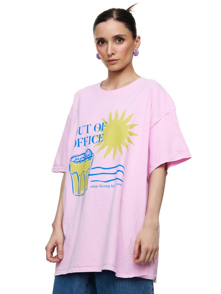 Worldclassca T-Shirt Worldclassca Oversized Print OUT OF OFFICE T-Shirt lang Oberteil PRINT - OUT OF OFFICE - SLOW LIVING BY THE SUN von Worldclassca