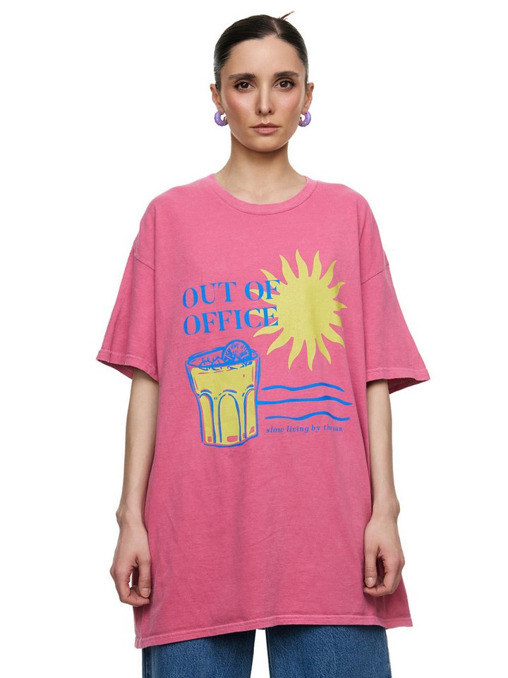 Worldclassca T-Shirt Worldclassca Oversized Print OUT OF OFFICE T-Shirt lang Oberteil PRINT - OUT OF OFFICE - SLOW LIVING BY THE SUN von Worldclassca