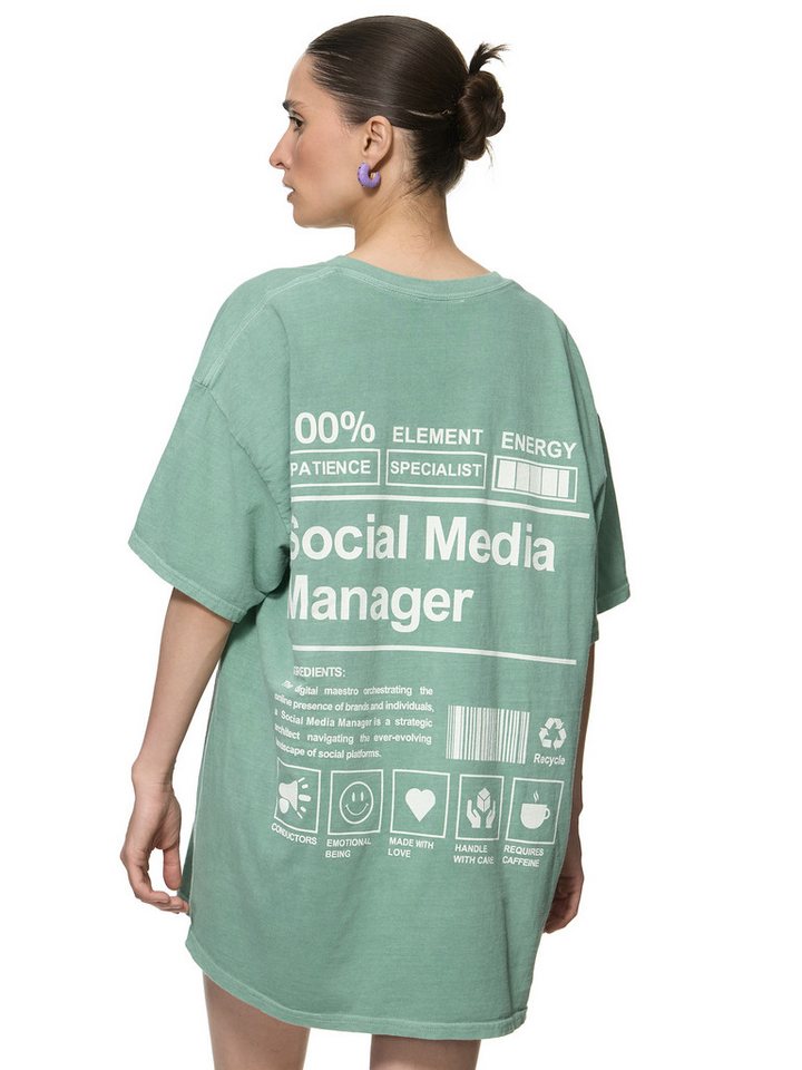 Worldclassca T-Shirt Worldclassca Oversized Print SOCIAL MEDIA T-Shirt lang Sommer Oberteil Print - SOCIAL MEDIA MANAGER 100% ENERGY von Worldclassca