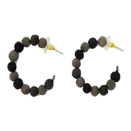 Worldfinds Kantha Ohrringe Noir Mini Hoops von Worldfinds