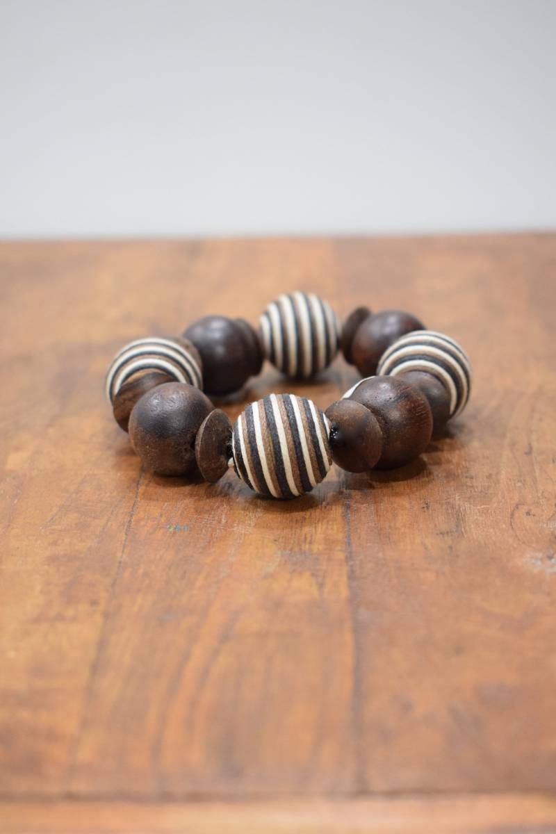 Armband Holz Runde Strukturierte Perlen Stretch-Armband von WorldofBacara