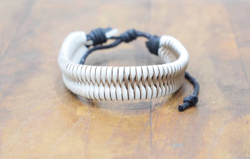 Armband Leder Weiss Und Beige Chevron Weave Bindearmband von WorldofBacara
