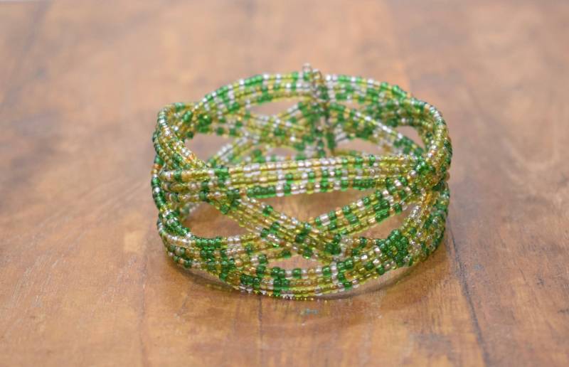 Armband Perlen Irisierend Grün Gelb Wire Cuff von WorldofBacara