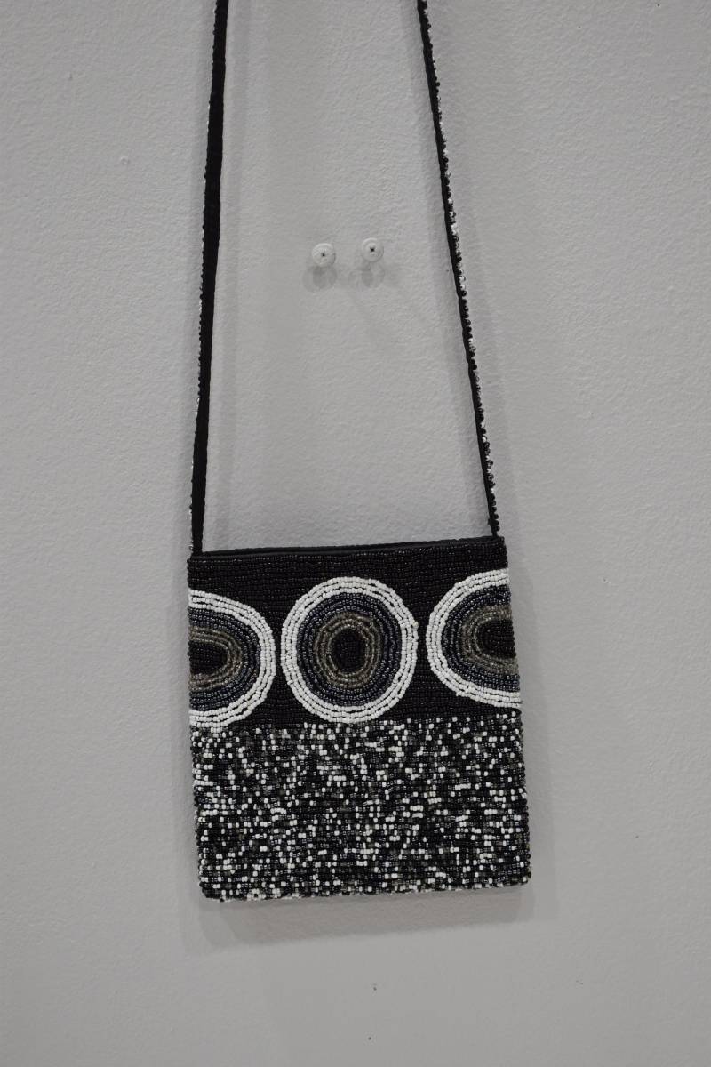 Geldbörse Perlen Schwarz Weiß Schultertasche von WorldofBacara