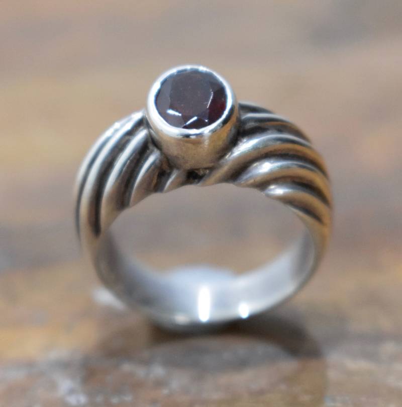 Gerillt Sterling Silber Granat Ring Gerillt Sterling Silber Granat Ring von WorldofBacara