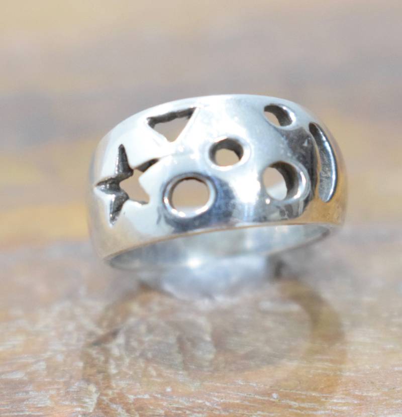 Ring Aus Sterlingsilber Mit Cut-Out-Band Ring Aus Sterlingsilber Mit Cut-Out-Band von WorldofBacara