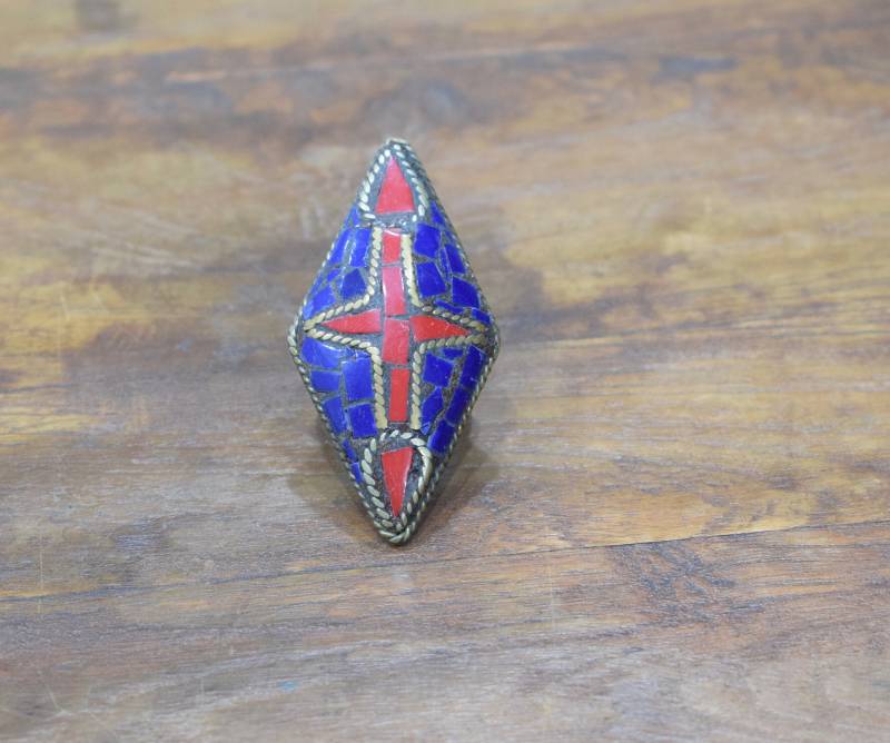 Ringe Indien Messing Inlay Rot Blau Diamant Form Ring von WorldofBacara