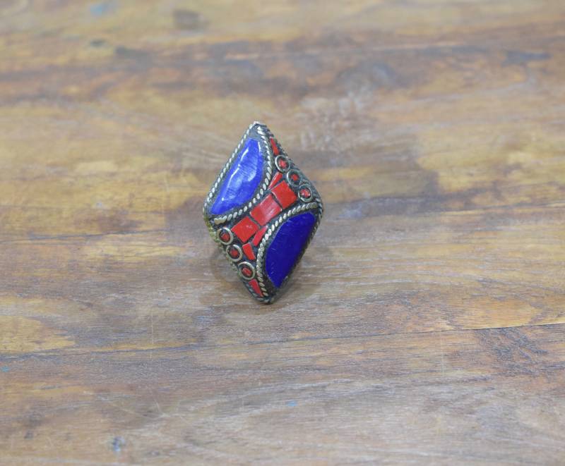 Ringe Indien Messing Inlay Rot Blau Diamant Form Ring von WorldofBacara