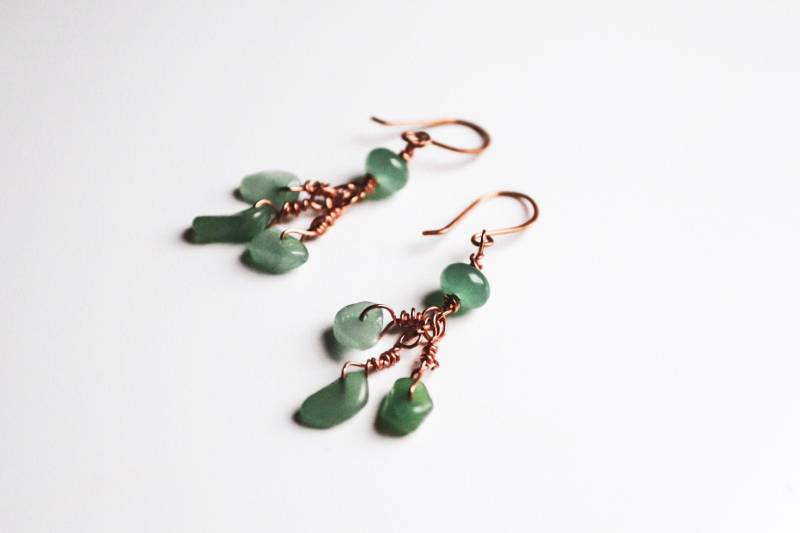 Wirewrap Cluster Ohrringe-Grün Aventurin-Rot Kupfer Edelstein Hand Gemacht Mittlere Zierliche Gehämmert Ohrhaken von WorldsOfWander
