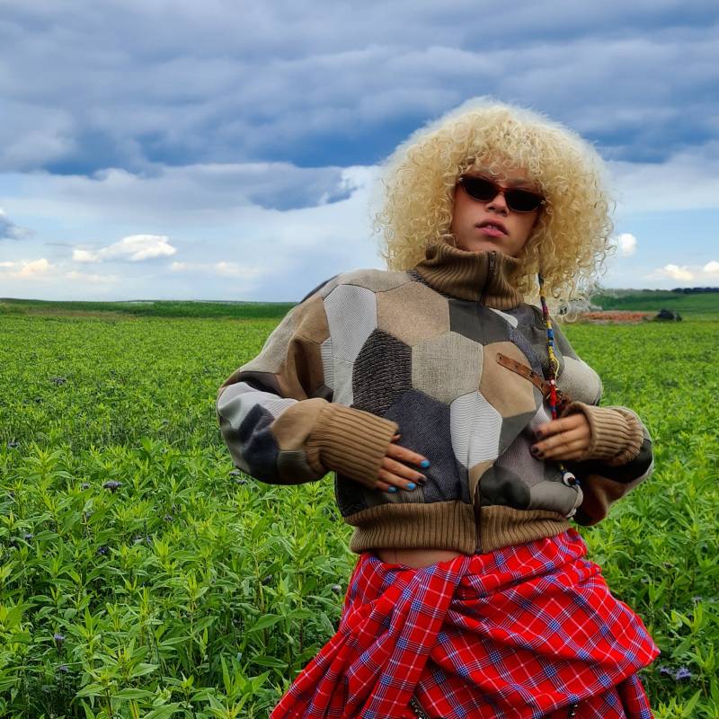 Eine Handgefertigte Hexagon-Patchworkjacke, Hergestellt Aus Wiederverwendetem Polsterstoff. Ein Satinfutter, Mit Einem Dicken Futter An Den Ärmeln Eine Handgefertigte Hexagon-Patchworkjacke, Hergestellt Aus Wiederverwendetem Polsterstoff. Ein Satinfutter, Mit Einem Dicken Futter An Den Ärmeln von WornThenBorn