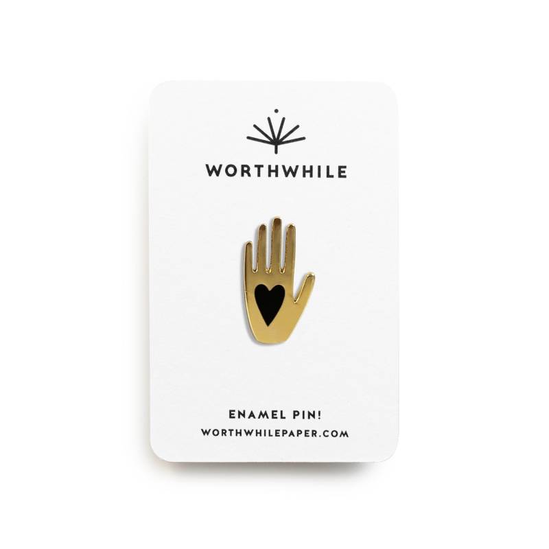 Hand + Herz Emaille Pin // Gold Hard Enamel Cloisonné von WorthwhilePaper