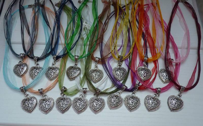 Dirndlkette Mit Herz-Anhänger in Antiksilber - Verschiedene Farben Zur Auswahl von WoschisRegenbogen