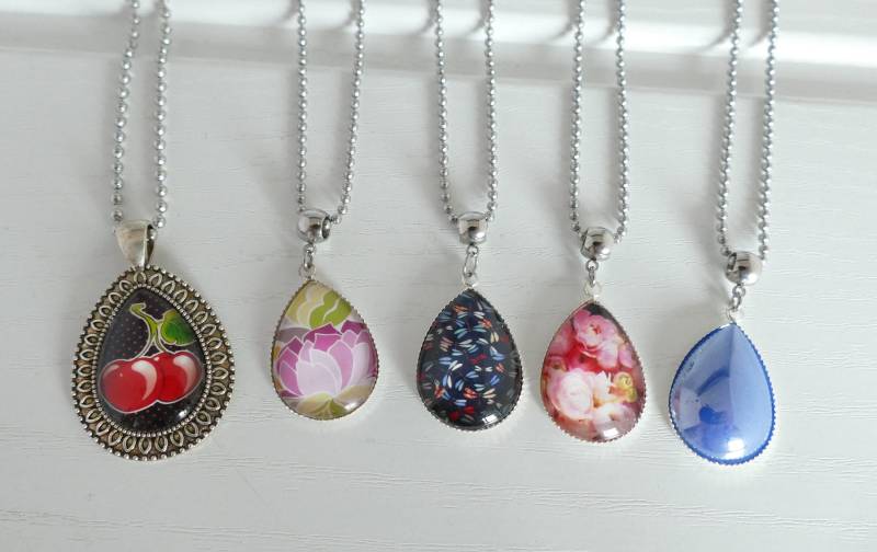 Halskette Mit Tropfenförmigem Anhänger von WoschisRegenbogen