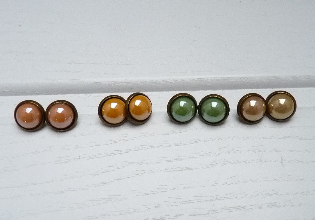 Mini-Ohrstecker Mit Perlmuttglanz Verschiedene Farben Mini-Ohrstecker Mit Perlmuttglanz Verschiedene Farben von WoschisRegenbogen