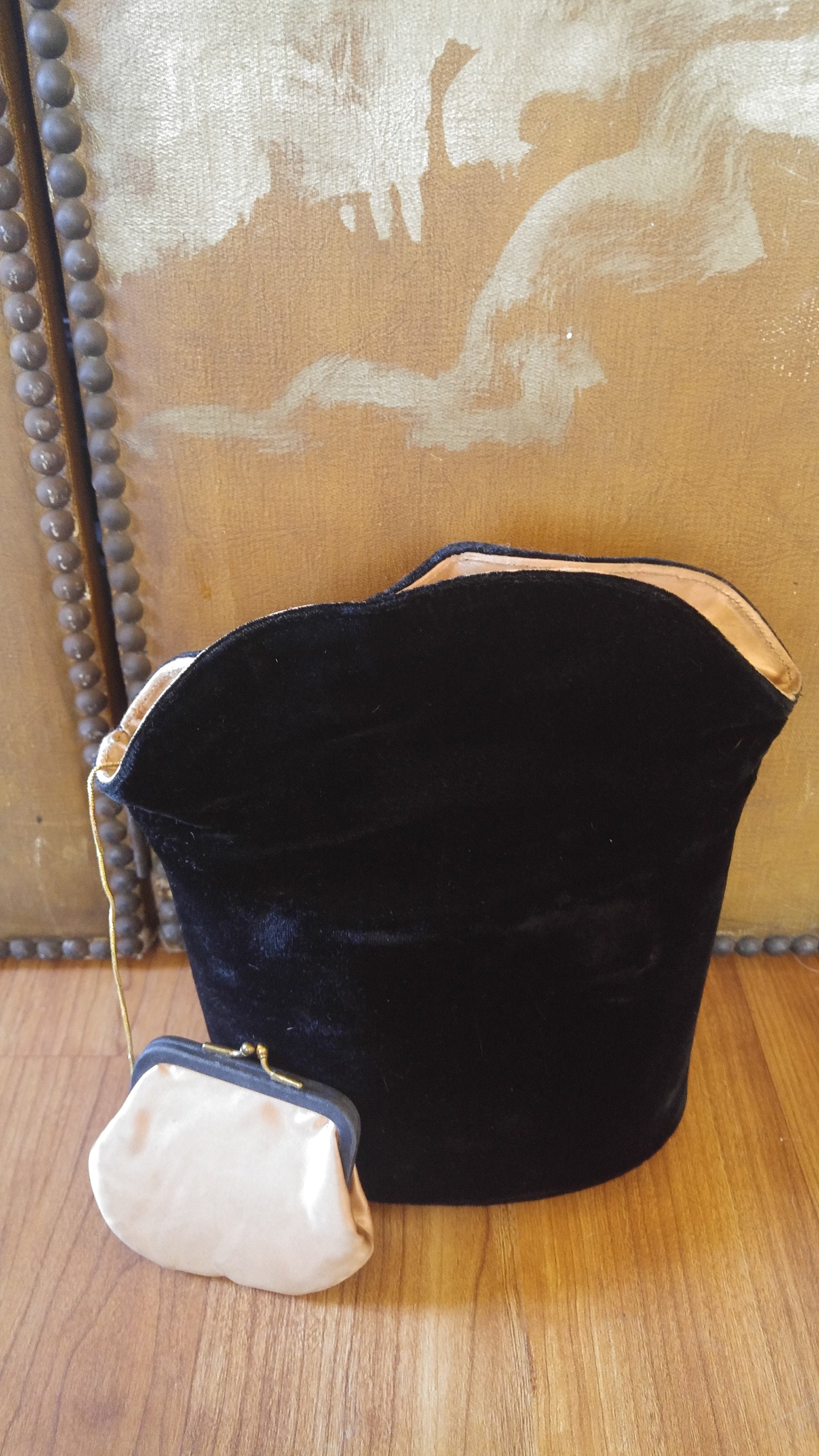 40Er Jahre Schwarze Samt Ungar Abendtasche Mit Passendem Münz-Portemonnaie | Riemen Fehlt 40Er Jahre Schwarze Samt Ungar Abendtasche Mit Passendem Münz-Portemonnaie | Riemen Fehlt von Wotsnewpussycat