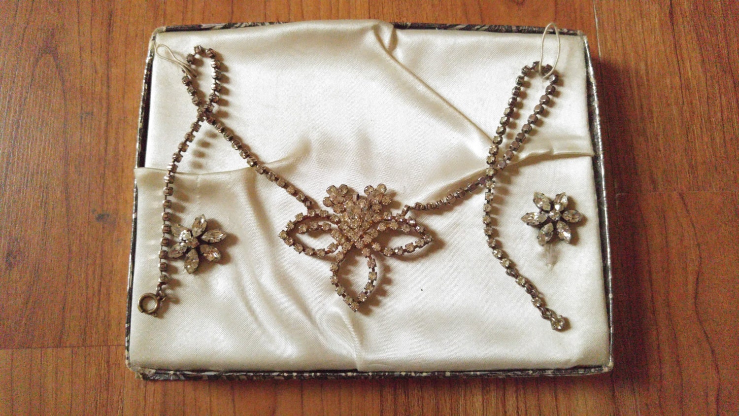 50Er Jahre Diamante Halskette Und Ohrringe Set von Wotsnewpussycat